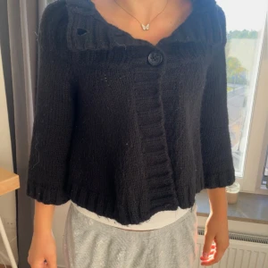 Hm cardigan - En supper gullig trekvärtsärmad kofta från gamla hm. Den är i supper fint skick 💗