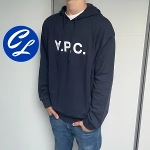 A.P.C Hoodie (HELT NY) - A.P.C hoodie | Skick: 10/10 (HELT NY) | Strl M passar L | Pris - 1199 | Tags sitter även kvar | Fraktar via Postnord eller Instabox på köparens bekostnad | Hör av dig vid minsta fråga eller fundering!