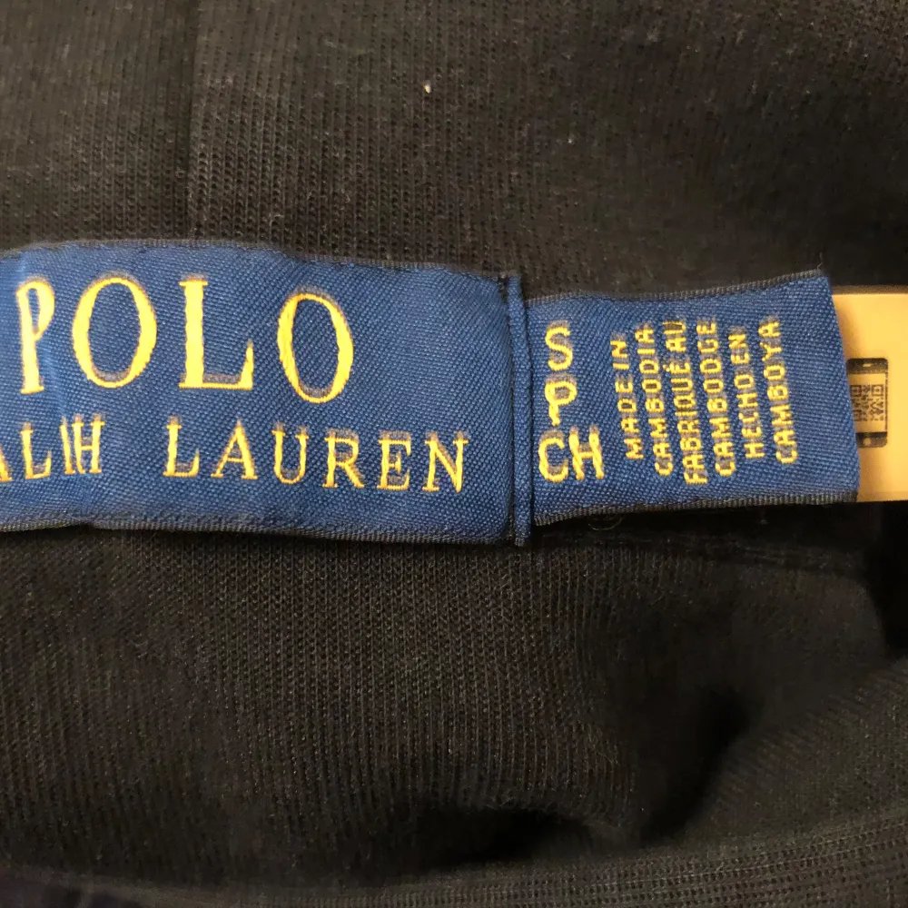 Svart Ralph Lauren hoodie med Ralph Lauren märket i mitten. 6/10 skick. Storlek S 170 cm. Det är ett litet hål på vänster delen av fickan. Nypris runt 2000kr vårt pris 499kr. Om du har några funderingar är det bara att fråga på ❇️. Hoodies.