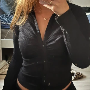 söt topp - jättesöt svart topp från stradivarius i storlek s, bra skick!!  kom gärna privat för mer info och bilder💗💗