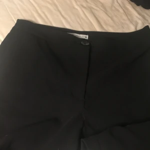 Kostymbyxor🫶 - Väldigt fina och kladdiga kostymbyxor från zara, priser går att diskutera och skriv om ni har några frågor 💕