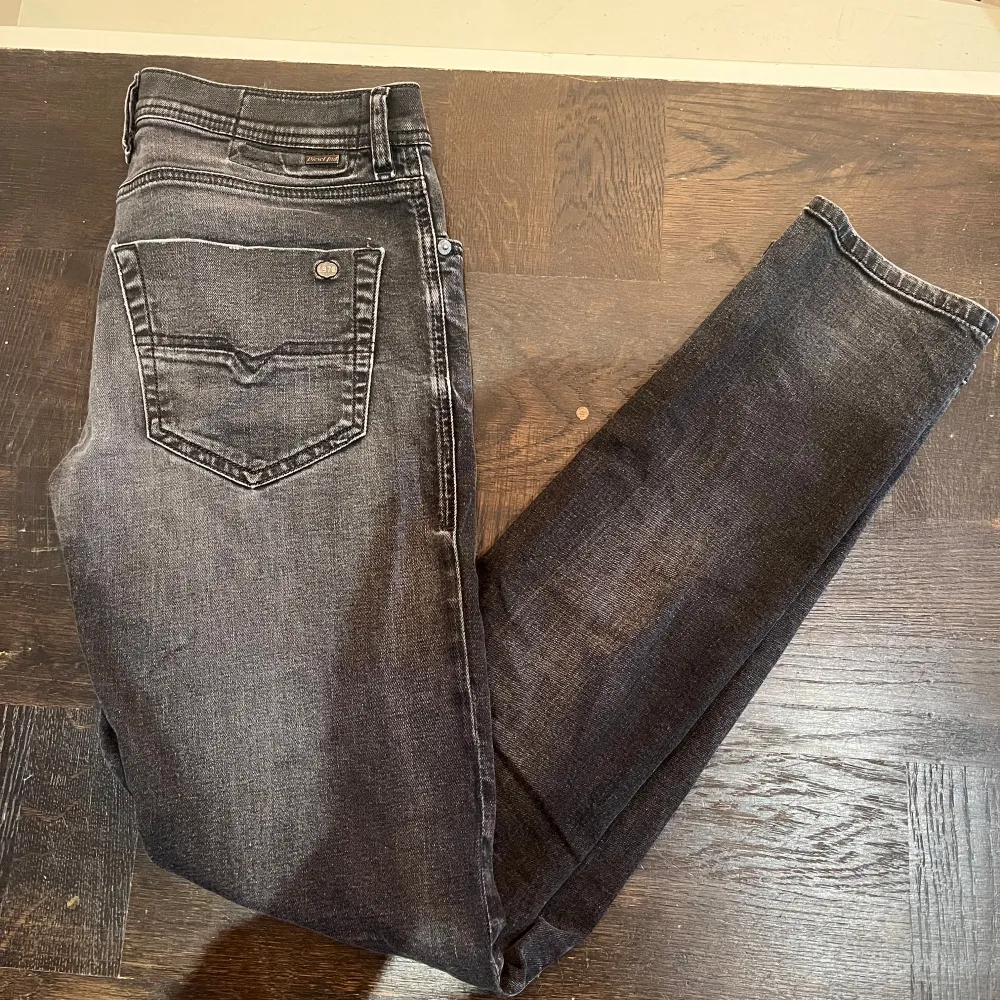 Tja säljer nu mina gamla diesel jeans. Jeansen är i väldigt bra skick utan några defekter. Har du några frågor eller funderingar hör av dig . Jeans & Byxor.