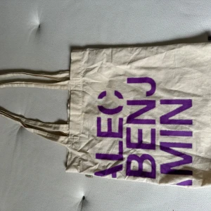 Alec benjamin tygkasse - Alec benjamin tygkasse som gavs vipbiljett innehavare på hans konsert på fryshuset, sparsamt använd, små fläckor som syns på bilder