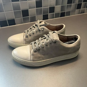 Lanvin  - Passar 42-43, endast skorna ingår, skick  8-10, pris går diskuteras vid snabb affär 