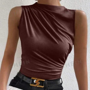 Brun topp - Mycket fin brun topp i storlek 36 / S, ribbad. Brun topp, ribbad topp, storlek 36, storlek S, figursydd topp, casual topp, vardagstopp, stilren topp, hösttop, elegant topp, kortärmad topp. Brown top, ribbed top, size 36, size S, fitted top, casual to