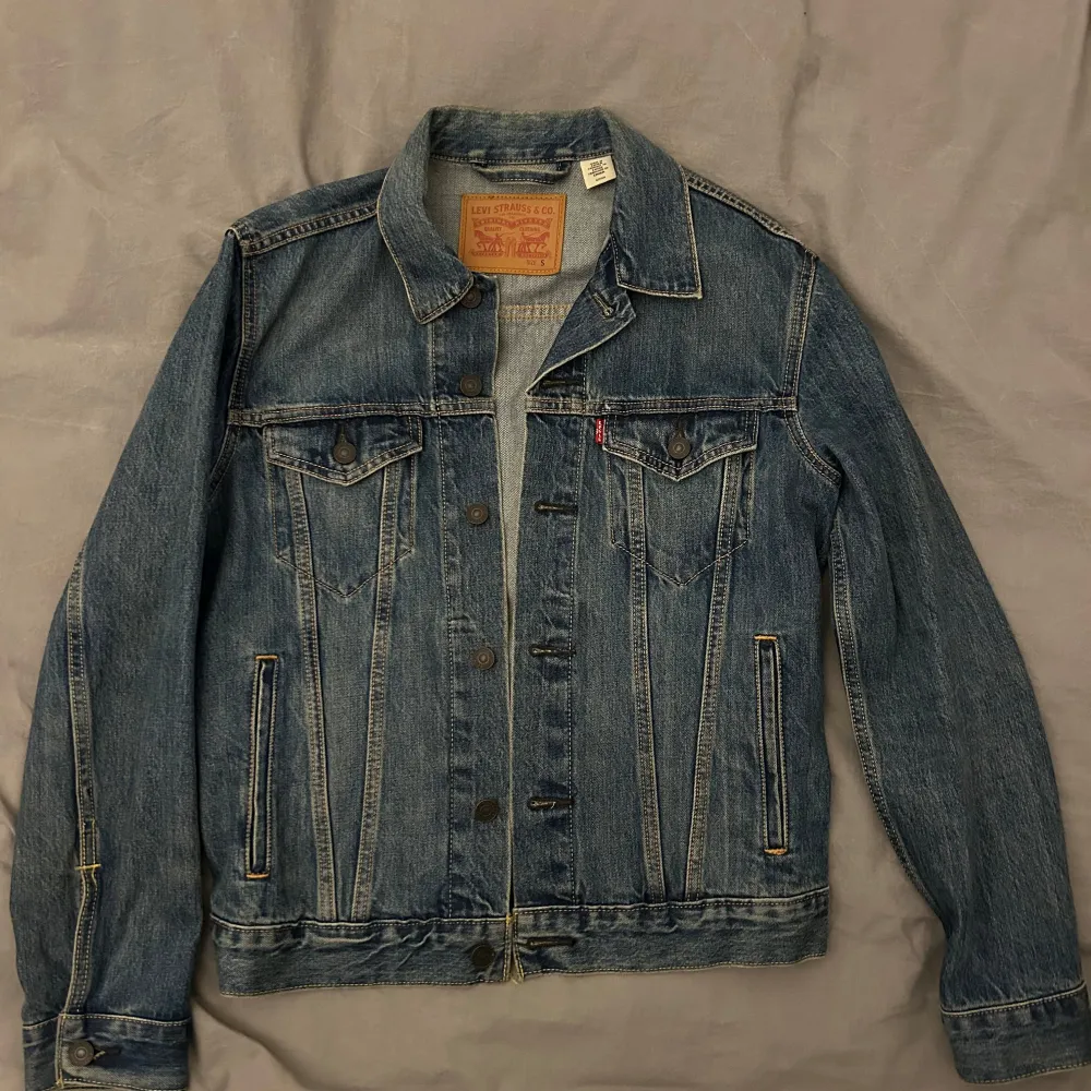 Jeansjacka i nyskick från Levi’s. Storlek S. (WPL423). Jackor.