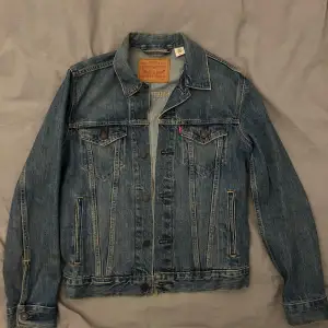 Jeansjacka i nyskick från Levi’s. Storlek S. (WPL423)