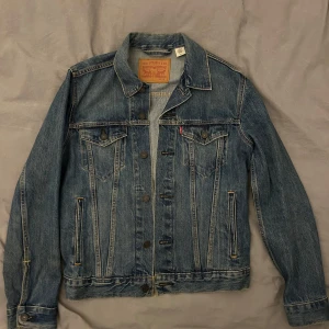 Jeansjacka från Levi’s - Jeansjacka i nyskick från Levi’s. Storlek S. (WPL423)