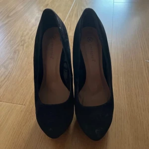 Klackar - Höga pumpa i väldigt fint skick, endast använda en gång. 