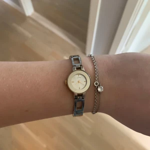 Vintage klocka! - Super söt och fin vintage klocka i silver med lite ljust guld detaljer!