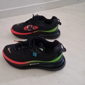 720 nike - Säljer ett par 720 nike skor. Är i bra skick bara att en sida har tappat lite färg syns knappt. Priset är inte fast