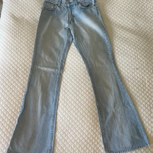Bootcut JEANS  - Dom SNYGGASTE jeansen i perfekt tvätt! Säljer på grund av att de inte längre passar mig.💕 De är bra längd på mig som är 1.67 och mid/lowwaist.⭐️