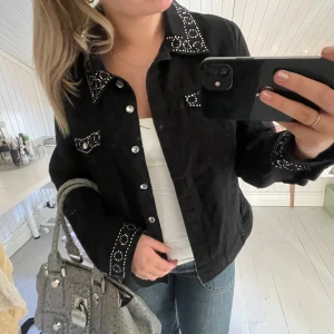 Jacka med detaljer - Så snygg!!✨🙏 