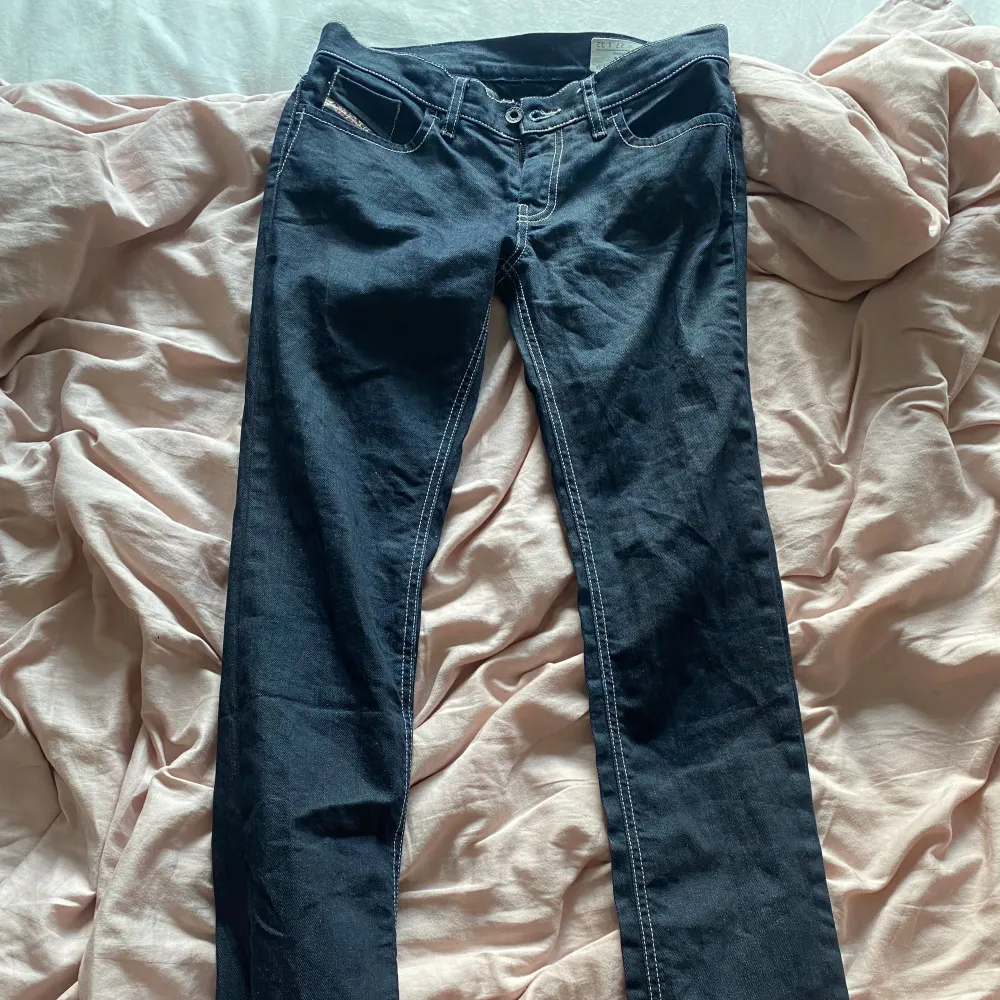 Säljer dessa slim bootcut jeansen från diesel. De är i mycket fint skick och knappt använda, inga fläckar eller hål. Jag på bilden är 172cm lång och de går ner till golvet på mig. Jeans & Byxor.