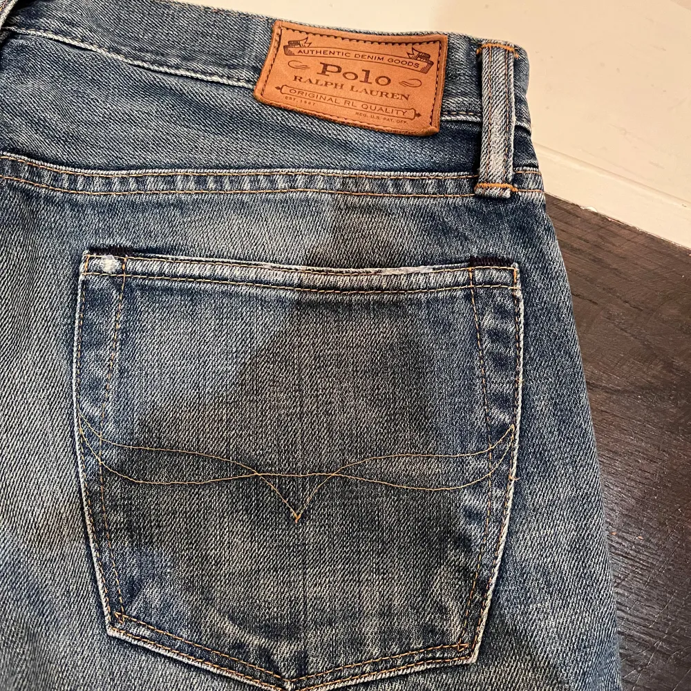 Tja säljer nu mina gamla Ralph lauren jeans. Jeansen är i väldigt bra skick utan några defekter. Jeansen har en väldigt cool tvätt även fast det är en lite ljusare modell. Har du några frågor eller funderingar hör av dig . Jeans & Byxor.