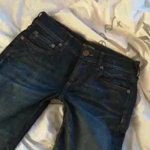 Säljer ett par snygga mörkblå jeans från True Religion. Helt Nya med prislapp!! Nypris:1800kr