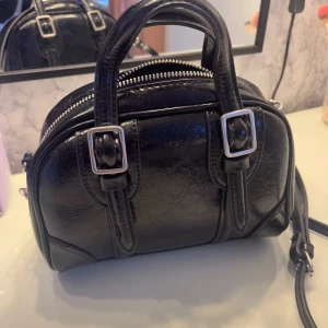 Väska - Jättefin axelväska från zara med justerbara band och innerficka. Köpte förra sommaren så finns inte kvar på hemsidan❤️