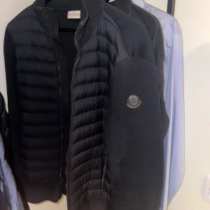 Moncler cardigan blacklabel  - Moncler cardigan blacklabel  Extremt snygg o fräsch cardigan perfekt o ha under de kallare dagarna 