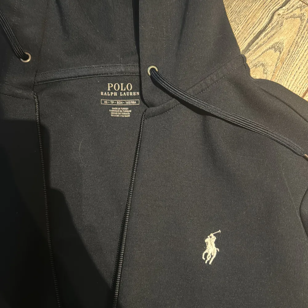 Ralph lauren zip i xs. Mycket bra skick utan defekter. Ny pris 2200kr. Han är på bilden är 173cm. Ytligare frågor kontakta mig. Mvh Melker . Hoodies.