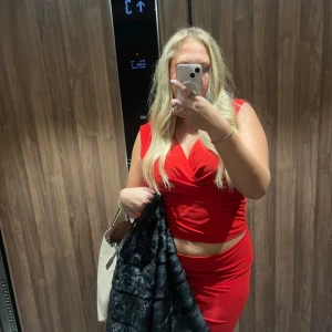 Rött sett med topp och lång kjol - Säljer detta så fina sett med topp och långkjol. Det är i den perfekta röda färgen. Går självklart att köpa separat om man bara vill ha ena delen. 