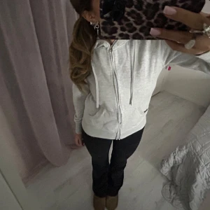 grå ”hoodie” -  grå tröja, storlek M