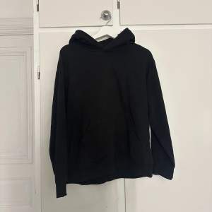 Hoodie från h&m i bra skick. Lite stor i storleken men passar många. Pris går att diskuteras💕