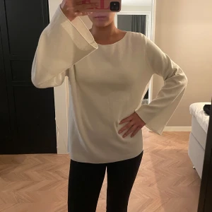 Tröja - Vit tröja med ballongärm. Passar som en s/m