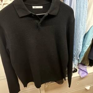 Zara Pikétröja - Storlek S. Använd 1 gång helt ny. Inga defekter. Säljs för endast 200kr!