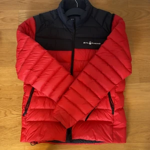 Sail racing jacka - Jag säljer min riktigt fina sail racing jacka som är perfekt nu för hösten på grund av att jag fick den i present men aldrig riktigt gillat färgen på den. Som ni ser på bilderna är den knappt använd och redo för ny användare. Storlek = L passar M