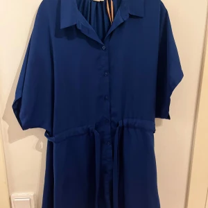 Blå lång skjorta - Ungefär ny, den blev liten.