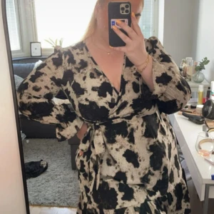 Klänning med knyte  - Klänning med knyte i midjan, använd fåtal gånger.