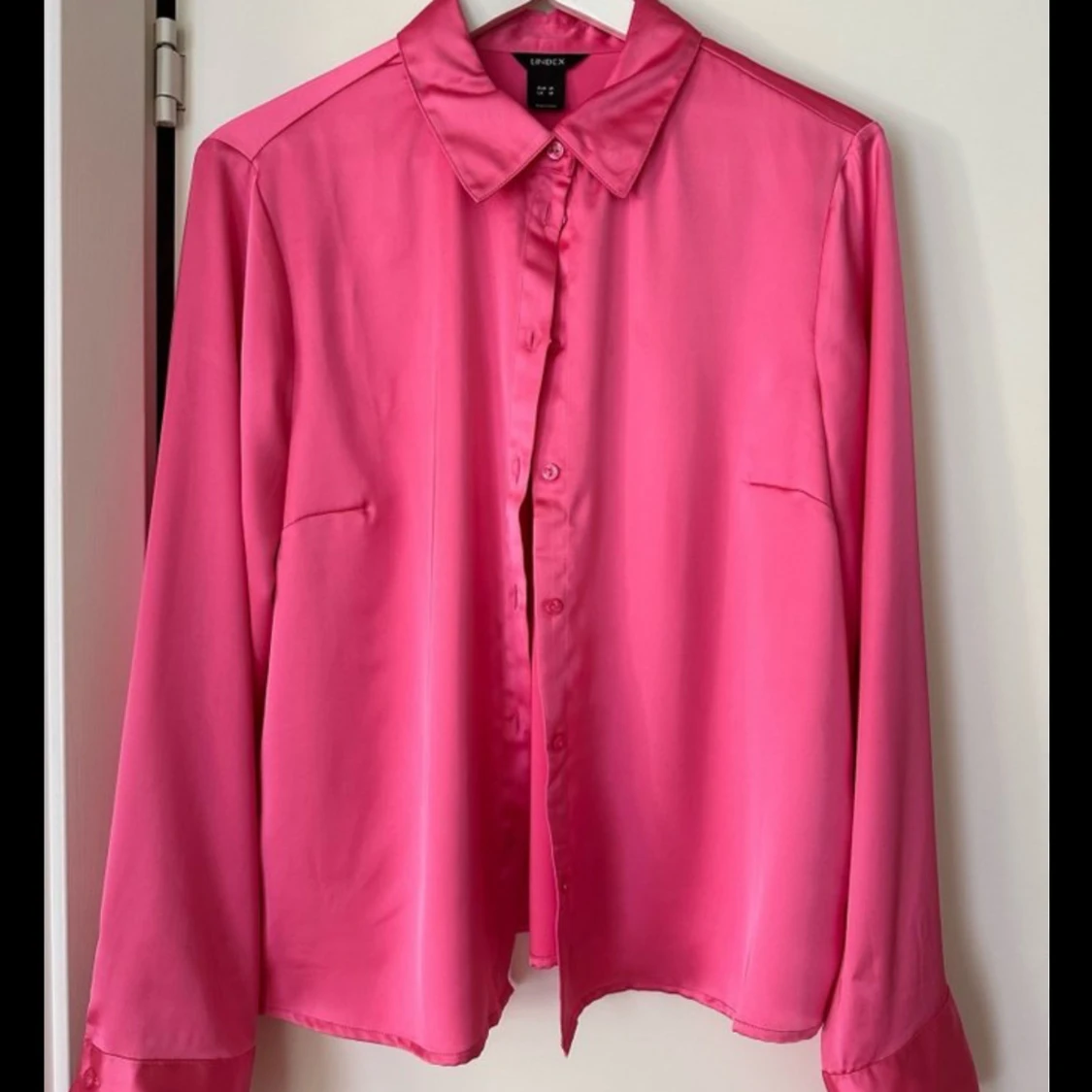 Rosa skjorta med knappar - 91