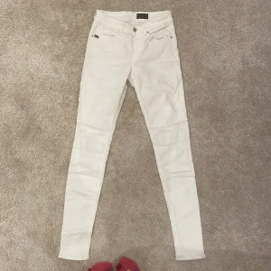 Tiger of sweden jeans slim mid waist vita storlek  - Väldigt bra skick storlek tajt modell mellan midja