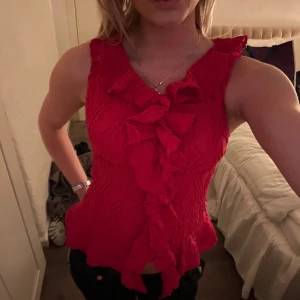 Röd volang topp - Röd volang topp, endast använd en gån på jul förra året. Bara att trycka på köp nu!