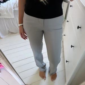 Kostymbyxor bikbok  - Gråa kostymbyxor från bikbok, supersnygga till hösten 