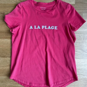 T-shirt i nytt skick - En tröja i nytt skick. Den är från banana republic och hänger tyvärr bara i garderoben 