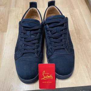 Louboutin skor - Riktigt feta loubs utan spikar. Tvärfet färg passar bra med allt är riktigt bekväma. Använt dem 2 gånger säljer dem då skorna är för små för mig. Skick 9/10. Skriv gärna vid frågor. Priset är inte hugget i sten. Dustbag och annat medföljer vid köp.