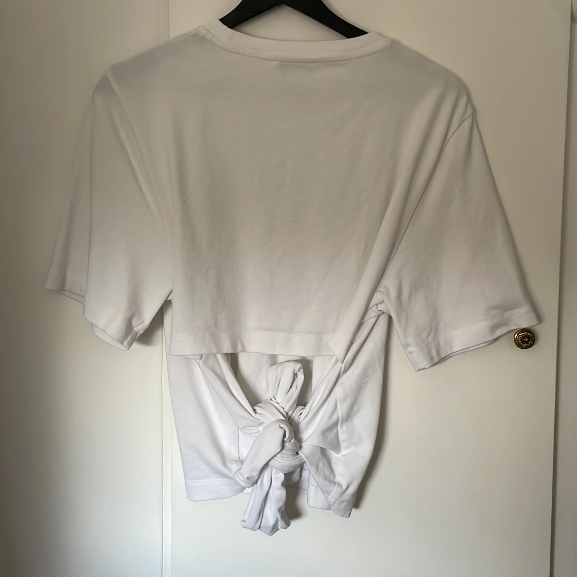 Vit T-shirt med knytning  - 90