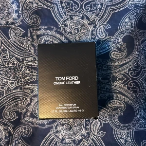 Tom Ford  -  En parfym som jag har använt tre till fem gånger som jag vill nu sälja på grund av att jag har en till av det skriv för information 