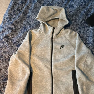 Nike tech  -  Nike hoodie som jag aldrig har använt det är den nya versionen av Nike tech fleece Och nypris på den är 1500 kr Skriv till mig för mer bilder