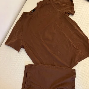 Brunt set - Set med cykelbyxor och tshirt i brun.