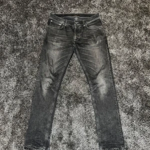 Ovanliga nudie jeans - Tjena, sjukt snygga nudie jeans med mycket snygg tvätt. Det som är speciellt med dessa är att sömmen på bakfickan nästan är silver vilket är en sjukt snygg detalj! De är i prima skick och är för snygga för att damma i garderoben!  Grim Tim 33/34