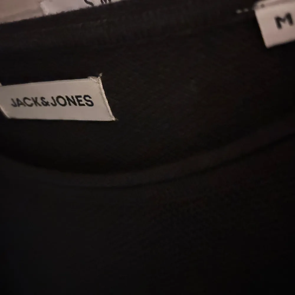 Hej! Säljer min tröja från Jack&Jones köpt för 599kr. Och är i storlek M, skick 9,9/10 använd aldrig utan har endast testat den. Den är Väldigt mäktig och elegant.. Hoodies.