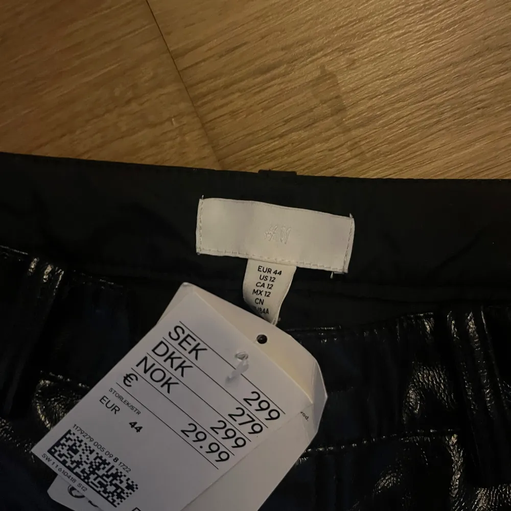 Säljer dessa oanvända skinnbyxor från h&m, råkade köpa en för stor storlek så det är därför jag säljer dem💕 strlk 44, nypris 299kr. Jeans & Byxor.