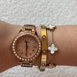 klocka - säljer min fossil klocka  medhörande delar tillkommer.