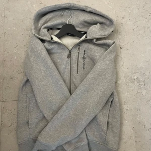 sail racing hoodie  - Säljer min sail racing hoddie efter som den nt kommer till användning. Köpte den i Stockholm för 1500kr och använd fåtal gånger. Skriv förgärna om ni undrar nåt elr för fler bilder. Det tillkommer också en väska 