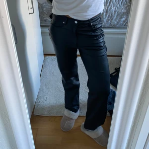 Skinn byxor  - PRIS DISKUTERAS!! Från h&m, köpta förra året för 300kr, jätte bra skick!!💗