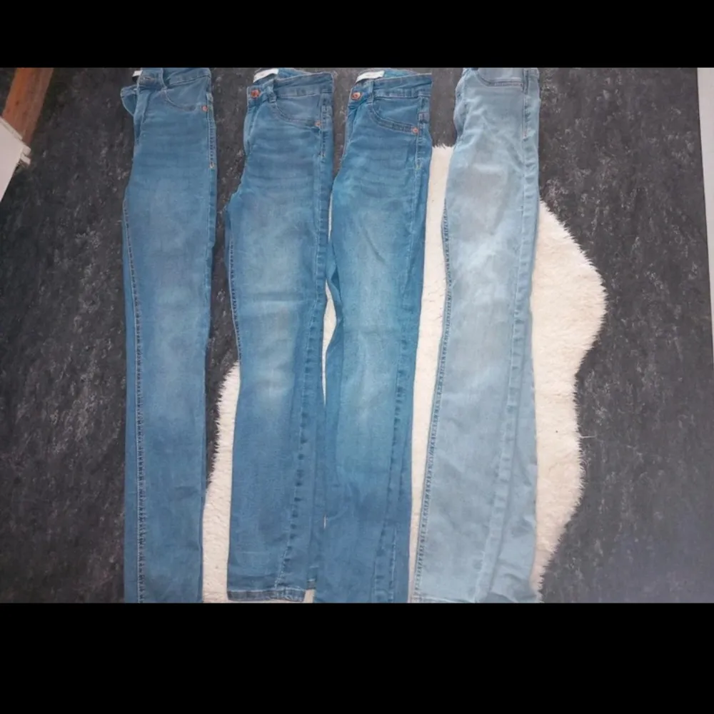 4 st super fina jeans.  Alla för 400 kr. Jeans & Byxor.