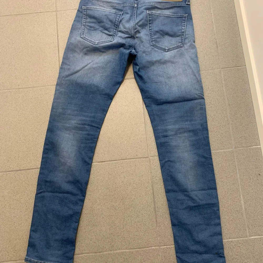 Snygga jack and jones jeans i strlk 31/32. Slim fit. . Jeans & Byxor.