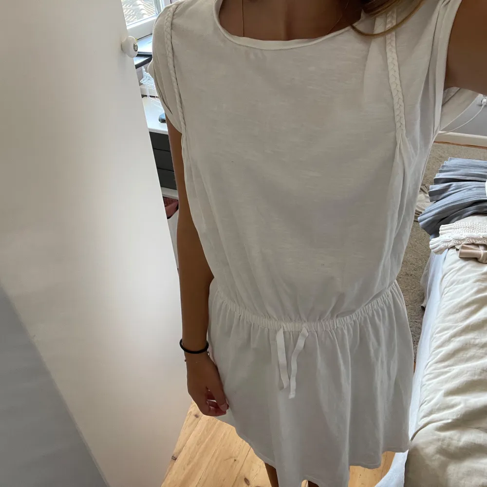 Hej jag säljer en vi klänning från United colors of benetton som har flätor vid armarna. Det står ingen storlek på men det skulle passa 10-12 åringar 150-168 cm .. Mekot.